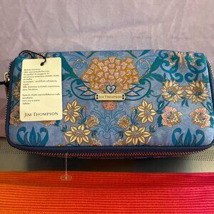 Jim Thompson Silk
Cosmetic Box - Floral